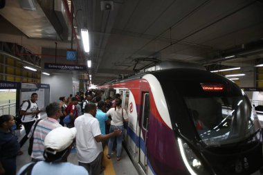 Salvador, Bahia / Brezilya - 15 Eylül 2017: Salvador Mussurunga Metro İstasyonu 'nda yolcu hareketi. * * * Yerel altyazı * *