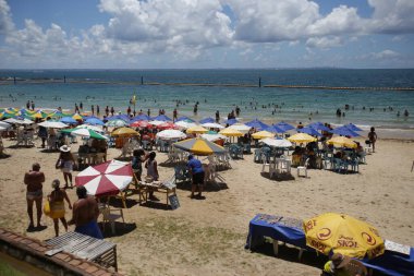 Salvador, Bahia / Brezilya - 31 Ocak 2018: İnsanlar Salvador 'un Frades Adası' ndaki Nossa Senhora de Gaudalupe plajında görüldü. * * * Yerel altyazı * * .