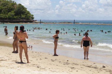 Salvador, Bahia / Brezilya - 31 Ocak 2018: İnsanlar Salvador 'un Frades Adası' ndaki Nossa Senhora de Gaudalupe plajında görüldü. * * * Yerel altyazı * * .