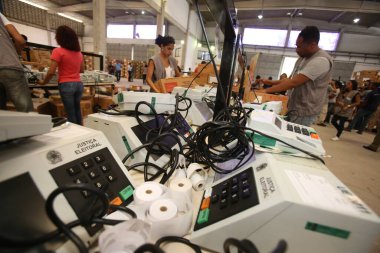 Salvador, Bahia / Brezilya - 17 Ekim 2018: Teknisyenler Salvador kentindeki Bölgesel Seçim Mahkemesi 'nde seçimler için elektronik bir oy sandığı hazırlıyorlar