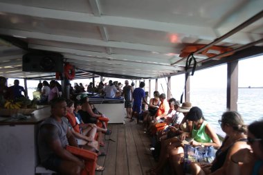 Salvador, Bahia / Brezilya - 31 Ocak 2018: Turistler Frades Adası ve Itaparica Adası 'ndaki Ponta de Areia Sahili' nde yelkenliyle geziye çıktılar. * * * Yerel altyazı * *