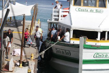 Salvador, Bahia / Brezilya - 31 Ocak 2018: Azizler Körfezi yakınlarındaki Salvador 'dan Vera Cruz Adası' na geçmek için yolcular tarafından kullanılan sürat teknesi. * * * Yerel altyazı * *