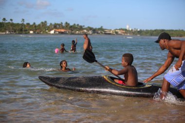 Lauro de freitas, Bahia / Brezilya - 20 Kasım 2017: Lauro de Freitas 'ın Buraquinho semtindeki Joanes Nehri' nin ağzında çocuklar görülüyor. * * * Yerel altyazı * *