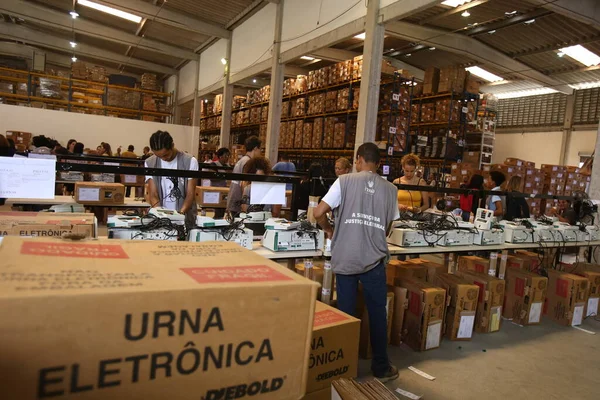 Salvador Bahia Brasil Octubre 2018 Técnicos Preparan Urnas Electrónicas Para —  Fotos de Stock