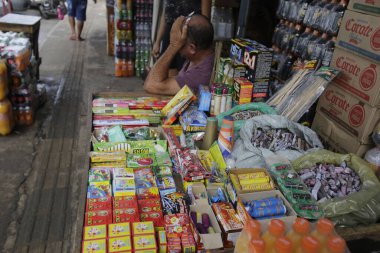 Salvador, Bahia / Brezilya - 29 Mayıs 2019: Havai fişekler Salvador 'daki Sao Joaquim Fuarı' nda satışa sunuldu. * * * Yerel altyazı * *