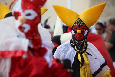 Salvador, Bahia / Brezilya - 5 Şubat 2018: Maskeli balolar, Salvador Tarih Merkezi Pelourinho 'da görülmektedir. * * * Yerel altyazı * * .