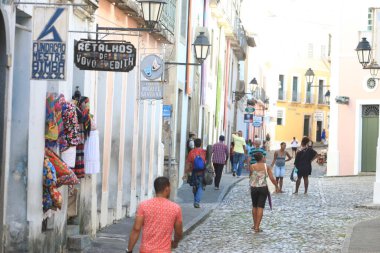Salvador, Bahia / Brezilya - 10 Nisan 2017: Pelourinho bölgesinde insanlar görülüyor. Salvador 'un tarihi merkezinin bir parçasıdır. * * * Yerel altyazı * *