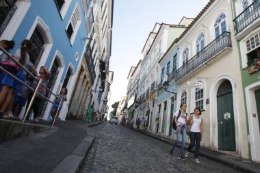 Salvador, Bahia / Brezilya - 10 Nisan 2017: Pelourinho bölgesinde insanlar görülüyor. Salvador 'un tarihi merkezinin bir parçasıdır. * * * Yerel altyazı * *