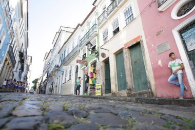 Salvador, Bahia / Brezilya - 10 Nisan 2017: Pelourinho bölgesinde insanlar görülüyor. Salvador 'un tarihi merkezinin bir parçasıdır. * * * Yerel altyazı * *