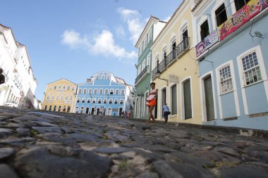 Salvador, Bahia / Brezilya - 10 Nisan 2017: Pelourinho bölgesinde insanlar görülüyor. Salvador 'un tarihi merkezinin bir parçasıdır. * * * Yerel altyazı * *