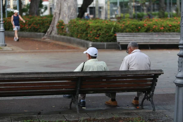 2018年4月11日 サルバドル市内の広場のベンチで高齢者が見られます 本内容は上記のウェブ版に掲載されている記事を — ストック写真