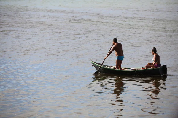 Salvador Bahia Brasil Outubro 2017 Homem Remando Seu Barco Pela — Fotografia de Stock