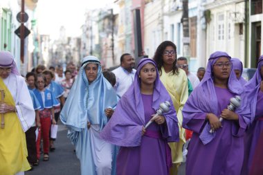 Salvador, Bahia / Brezilya - 7 Nisan 2017 Katolikler, İsa Mesih 'in annesiyle Calvary yolunda karşılaştığı anı hatırlatan Buluşma Töreni sırasında görüldü. Etkinlik Santo Antonio do C mahallesinde gerçekleşiyor.