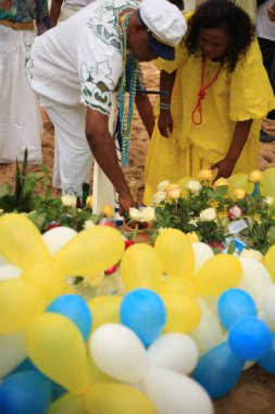 Salvador, Bahia / Brezilya - 2 Şubat 2017: Candomble taraftarları ve taraftarları, Salvador 'daki Rio Vermelho mahallesindeki bir festa Yemanja orixa' yı selamlıyorlar. * * * Yerel altyazı * *