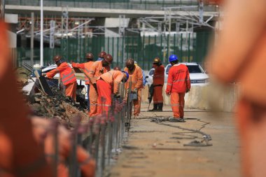 Salvador, Bahia / Brezilya - 12 Ocak 2017: İşçiler, Salvador kentindeki Avenida Antonio Carlos Magalhes 'de yol inşaatında çalışırken görüldü..