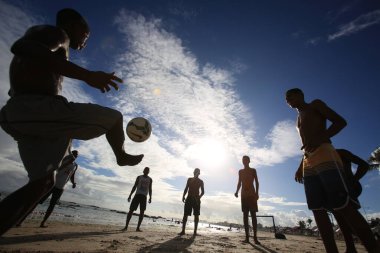 Salvador, Bahia / Brezilya - 22 Aralık 2015: Gençler Salvador 'daki Itapua Plajı' nda futbol oynarken görüldü. * * * Yerel altyazı * *