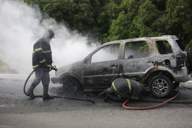 Salvador, Bahia / Brezilya - 27 Temmuz 2017: İtfaiyeciler Salvador şehrinde yangın çıkaran bir araçta yangın çıkardı.