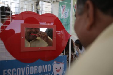 Salvador, Bahia / Brezilya - 27 Temmuz 2017: Çocuk, Salvador Belediyesi Sağlık Müdürlüğü tarafından desteklenen operasyonda dişçisinin yanında dişlerini fırçalarken görülüyor. * * * Yerel altyazı * *