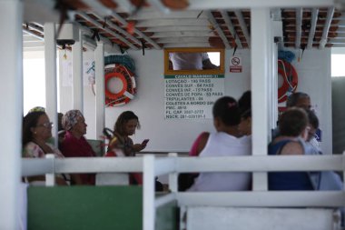 Salvador, Bahia / Brezilya - 29 Ağustos 2017: insanlar Salvador 'a giden All Saints Körfezi' nin geçişinde kullanılan boşluklarda görüldü. * * * Yerel altyazı * *