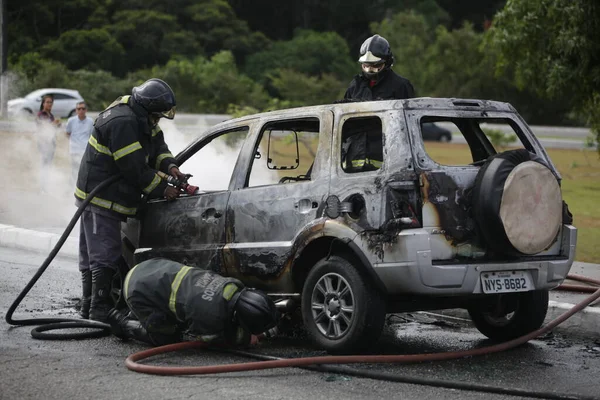 Salvador Bahia Brazil 2017年7月27日 消防员在萨尔瓦多市的一辆燃烧车中点火 — 图库照片
