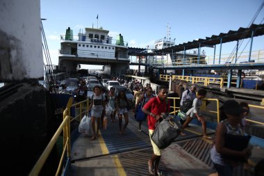 Salvador, Bahia / Brezilya - 15 Ekim 2017: Yolcular Itaparica Adası 'ndan gelen Sao Joaquim Terminali' ndeki Pinheiro feribotunun inişi sırasında görüldü. * * * Yerel altyazı * *