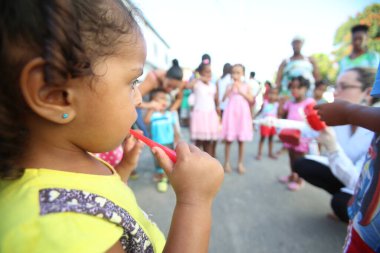 Salvador, Bahia / Brezilya - 20 Ekim 2017: Salvador 'un günlük bakım merkezinde sosyal eylem ve diş fırçalama eğitimi sırasında çocuklar görülüyor. * * * Yerel altyazı * * .