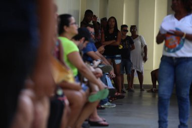 Salvador, Bahia / Brezilya - 9 Şubat 2019: Salvador 'da sarı humma aşısı olmak için sırada bekleyen insanlar. * * * Yerel altyazı * *