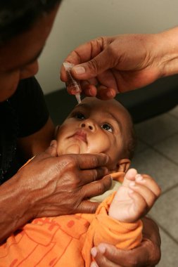 Eunapolis, Bahia / Brezilya - 14 Ağustos 2010: Eunapolis 'teki sağlık merkezlerinde çocuk felci aşısı alırken görüldü. * * * Yerel altyazı * *