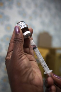 Salvador, Bahia / Brezilya - 14 Ocak 2019: Hemşirenin elinde Salvador 'daki bir klinikte H1N1 aşı olarak şırınga bulunuyor. * * * Yerel altyazı * *