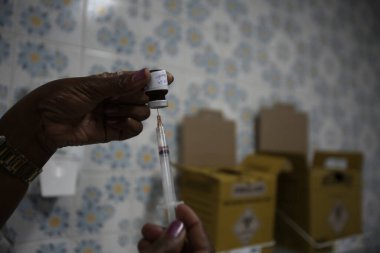 Salvador, Bahia / Brezilya - 14 Ocak 2019: Hemşirenin elinde Salvador 'daki bir klinikte H1N1 aşı olarak şırınga bulunuyor. * * * Yerel altyazı * *