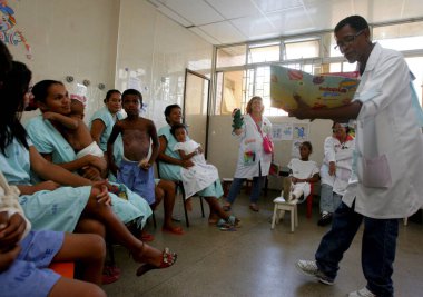 Salvador, Bahia / Brezilya - 23 Nisan 2015: Viver Bem grup hikayecileri Salvador 'daki Devlet Genel Hastanesi' nde çocuk doktorlarına sunum yaptılar. * * * Yerel altyazı * *