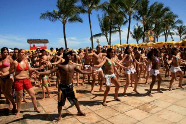 Porto seguro, Bahia / Brezilya - 24 Şubat 2009: Turistler, Porto Seguro 'da bir sahil barakasında Axe şarkılarıyla koreografi içinde dans ederken görülüyor. * * * Yerel altyazı * *