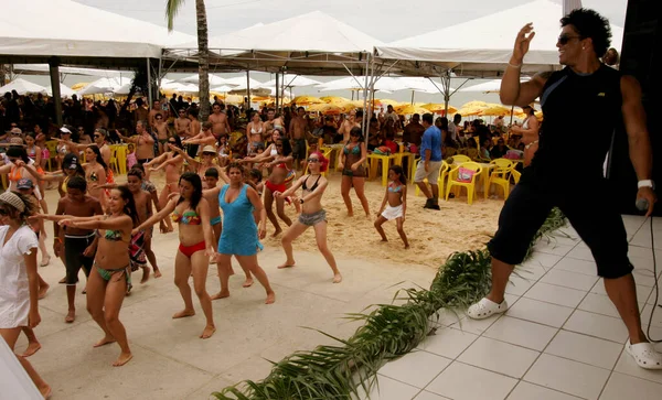 ブラジル バイーア州ポルト セグロ2009年2月24日 ポルト セグロのビーチ シャックでAxeの曲と振付で踊る観光客が見られる 本内容は上記のウェブ版に掲載されている記事を — ストック写真