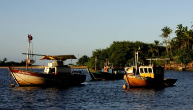 Porto seguro, Bahia / Brezilya - 4 Kasım 2009: Porto Seguro 'nun Rio Caraiva limanında turist nakliye gemileri görülmektedir. * * * Yerel altyazı * *
