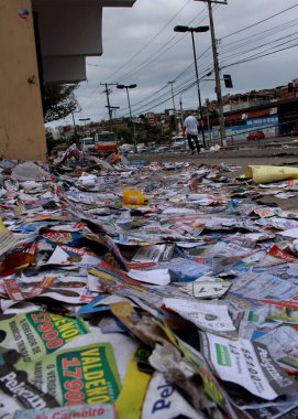 Salvador, Bahia / Brezilya - 8 Ekim 2012: seçim propagandası broşürü Salvador şehrinde seçimler sırasında yayınlandı. * * * Yerel altyazı * * .