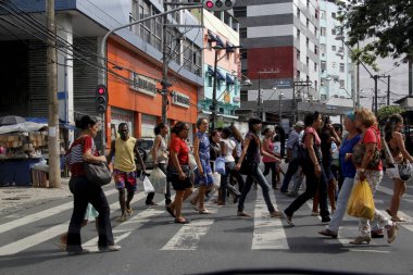 Salvador, Bahia / Brezilya - 21 Ocak 2013: İnsanlar Salvador şehir merkezindeki Rua Carlos Gomes 'ten yaya geçitlerini geçerken görüldü. * * * Yerel altyazı * *