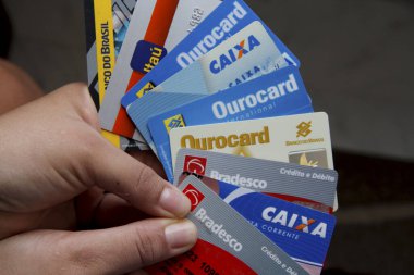 Salvador, Bahia / Brezilya - 24 Ocak 2013: Salvador şehrinde insanlar banka kartı koleksiyonu yapıyor