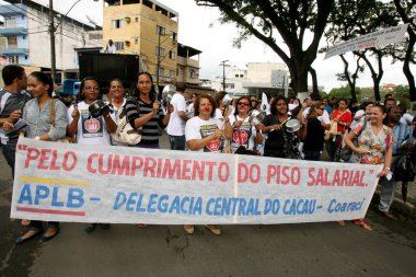Itabuna, Bahia / Brezilya - 22 Mayıs 2012: Grev öğretmenleri, Itabuna kentindeki bir yürüyüş sırasında çömlekleri protesto etmek için kullanır. * * * Yerel altyazı * *