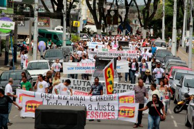 Itabuna, Bahia / Brezilya - 22 Mayıs 2012: Grev öğretmenleri, Itabuna kentindeki bir yürüyüş sırasında çömlekleri protesto etmek için kullanır. * * * Yerel altyazı * *