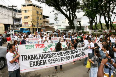 Itabuna, Bahia / Brezilya - 22 Mayıs 2012: Grev öğretmenleri, Itabuna kentindeki bir yürüyüş sırasında çömlekleri protesto etmek için kullanır. * * * Yerel altyazı * *