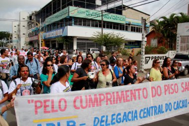 Itabuna, Bahia / Brezilya - 22 Mayıs 2012: Grev öğretmenleri, Itabuna kentindeki bir yürüyüş sırasında çömlekleri protesto etmek için kullanır. * * * Yerel altyazı * *