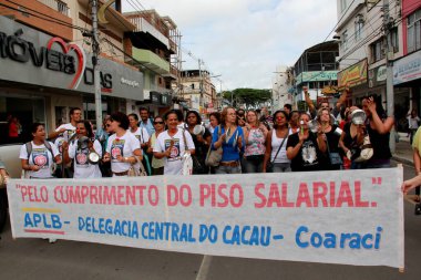 Itabuna, Bahia / Brezilya - 22 Mayıs 2012: Grev öğretmenleri, Itabuna kentindeki bir yürüyüş sırasında çömlekleri protesto etmek için kullanır. * * * Yerel altyazı * *