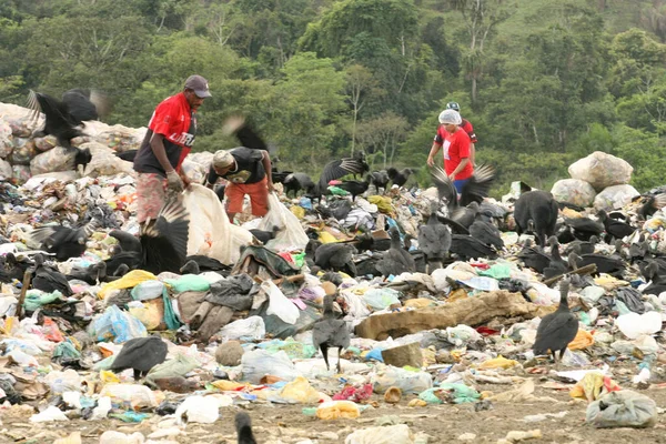 Itabuna Bahia Brasil Junho 2012 Pessoas Voltando Através Lixo Para — Fotografia de Stock