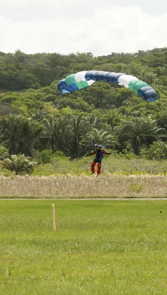 Itaparica Bahia Brazil August 2012 Person Seen Parachute Jump Island — Stock Photo, Image