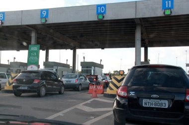 Salvador, Bahia / Brezilya - 21 Ağustos 2012: Araçlar Salvador şehrinde, BA 526 otobanında, Cia Aeroporto otoyolunda görülmektedir. * * * Yerel altyazı * *