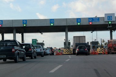 Salvador, Bahia / Brezilya - 21 Ağustos 2012: Araçlar Salvador şehrinde, BA 526 otobanında, Cia Aeroporto otoyolunda görülmektedir. * * * Yerel altyazı * *