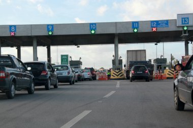 Salvador, Bahia / Brezilya - 21 Ağustos 2012: Araçlar Salvador şehrinde, BA 526 otobanında, Cia Aeroporto otoyolunda görülmektedir. * * * Yerel altyazı * *