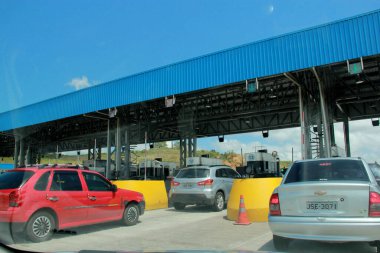 Simoes filho, bahia / brrazil - 1 Ekim 2012: Simoes Filho şehrinde BR 324 otoyolunda araçlar gişelerde görülmektedir. * * * Yerel altyazı * *