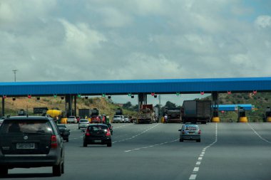 Simoes filho, bahia / brrazil - 1 Ekim 2012: Simoes Filho şehrinde BR 324 otoyolunda araçlar gişelerde görülmektedir. * * * Yerel altyazı * *