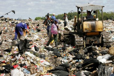 Eunapolis, Bahia / Brezilya - 29 Mart 2011: Eunapolis şehrindeki geri dönüşüm malzemelerini toplamak için çöpleri karıştıran insanlar görülüyor.
